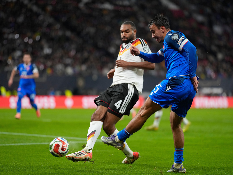 Jonathan Tah a David Strelec počas zápasu