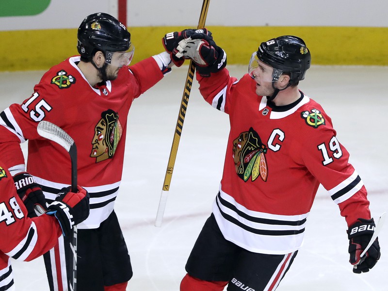 Artem Anisimov a Jonathan Toews oslavujú gól