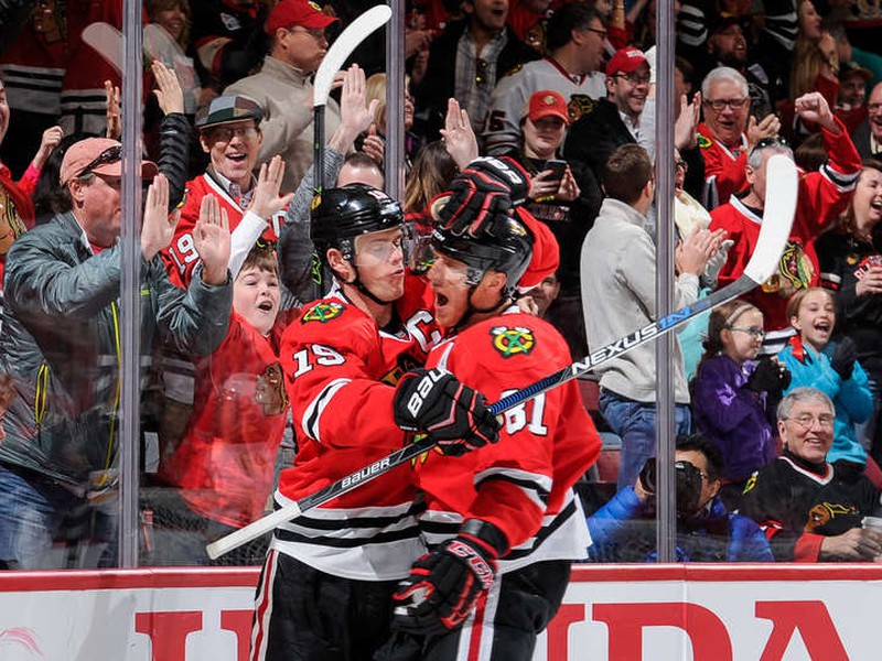 Ilustračné foto: Marián Hossa (81) a Jonathan Toews oslavujú gól Chicaga