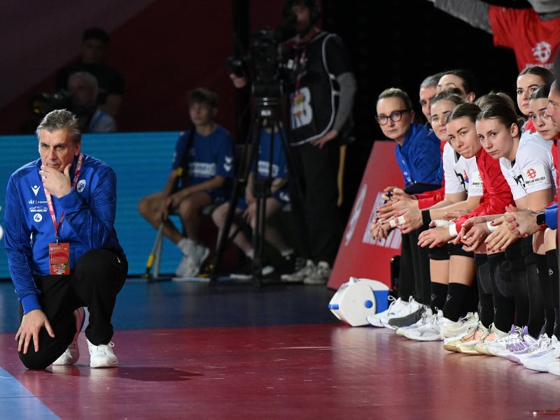 Na snímke vľavo tréner slovenskej reprezentácie Jorge Dueňas počas zápasu základnej E-skupiny na ME v hádzanej žien
