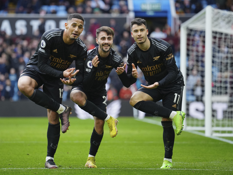 Hráči Arsenalu Londýn William Saliba (vľavo), Jorginho (uprostred) a Gabriel Martinelli sa tešia z gólu