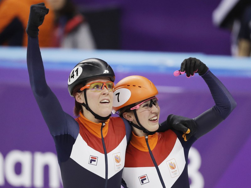 Holandské šortrekárky Jorien Ter Morsová a Suzanne Schultingová sa radujú po štafete žien na 3000 m na ZOH v Pjongčangu 