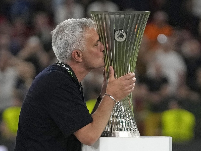 Tréner AS Rím José Mourinho bozkáva trofej počas osláv historicky prvého titulu v Európskej konferenčnej lige
