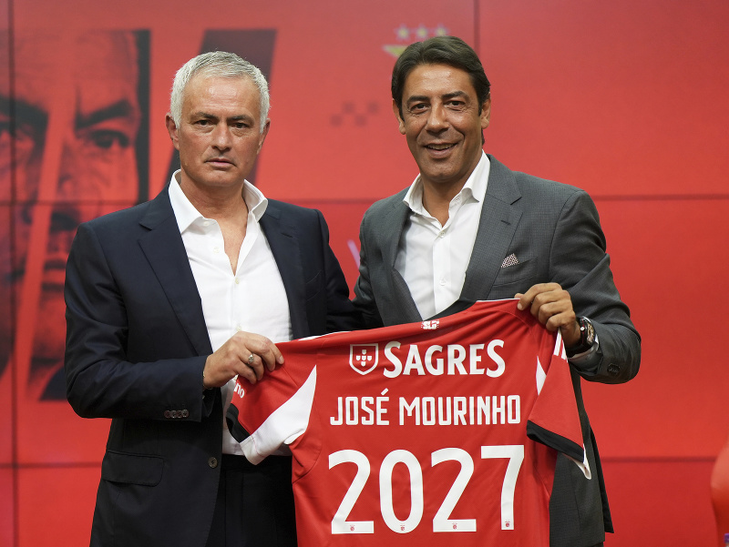 Portugalský futbalový tréner Jose Mourinho sa oficiálne stal novým koučom Benficy Lisabon.