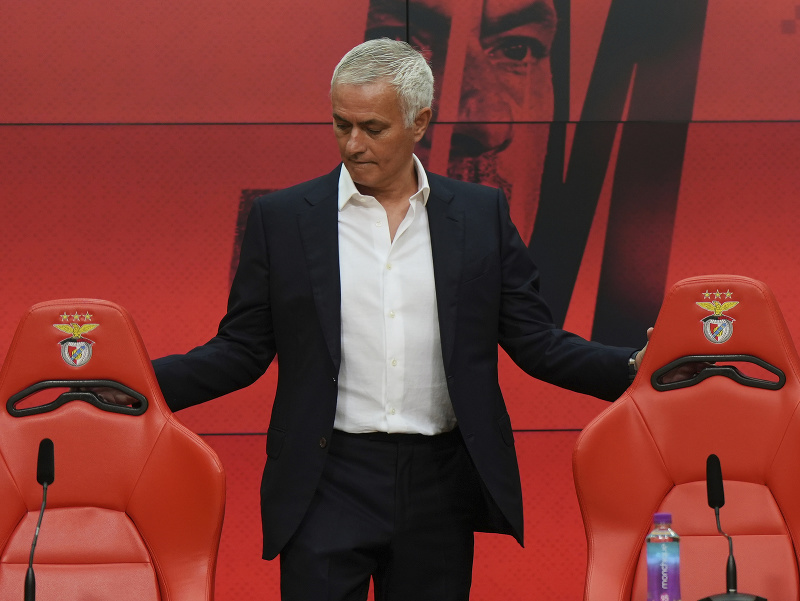 Portugalský futbalový tréner Jose Mourinho sa oficiálne stal novým koučom Benficy Lisabon.