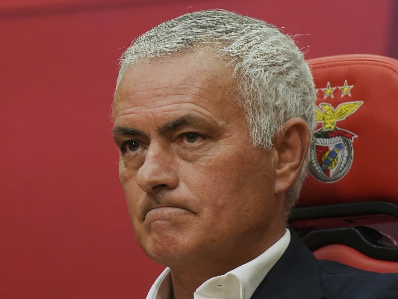Portugalský futbalový tréner Jose Mourinho sa oficiálne stal novým koučom Benficy Lisabon.
