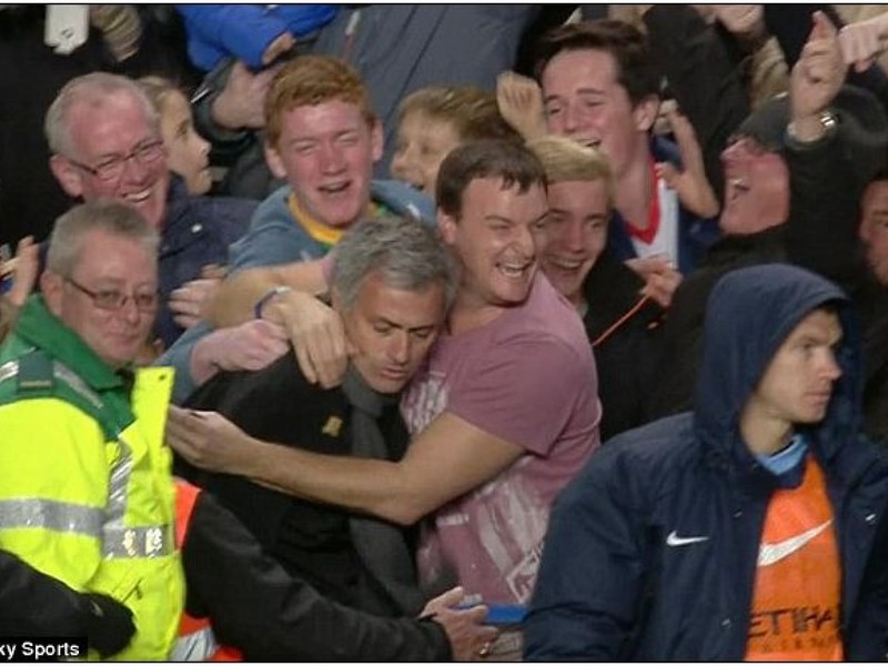 Jose Mourinho si skok medzi fanúšikov nabudúce asi rozmyslí.