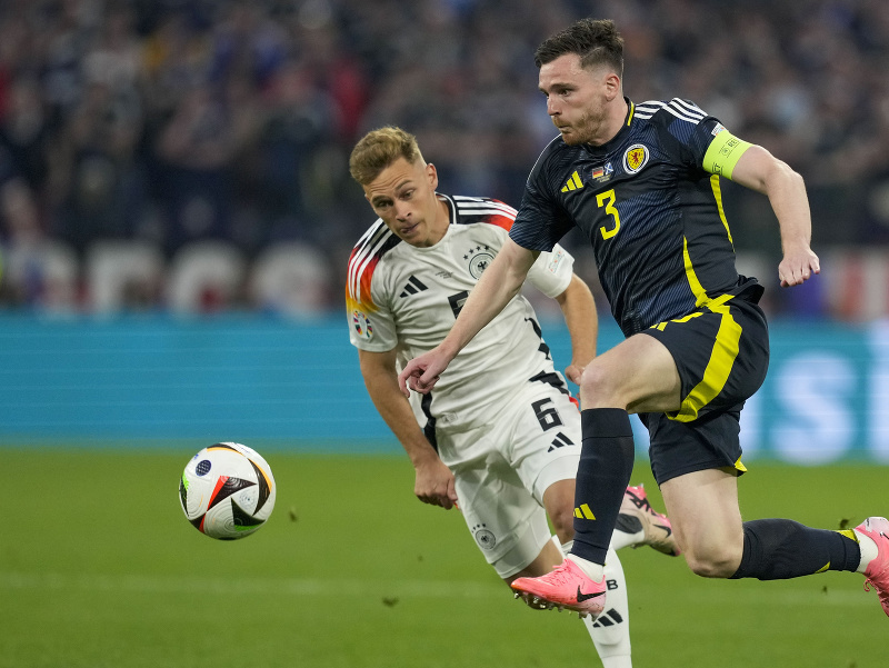 Joshua Kimmich vs Andy Robertson (vpravo) počas otváracieho zápasu EURA 2024