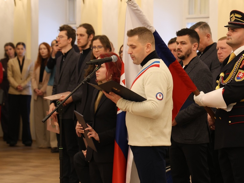 Sánkar Jozef Ninis a nevidiaca paralyžiarka Viktória Balážová zložili v mene celej olympijskej a paralympijskej výpravy slávnostný sľub do rúk prezidenta Slovenskej republiky Petra Pellegriniho.