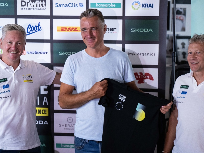 Na snímke organizátor podujatia zľava Peter Pukalovič, bývalý slovenský profesionálny cyklista Ján Valach a organizátor Jozef Pukalovič počas tlačovej konferencie k cyklistickému podujatiu L'Etape Slovakia by Tour de France