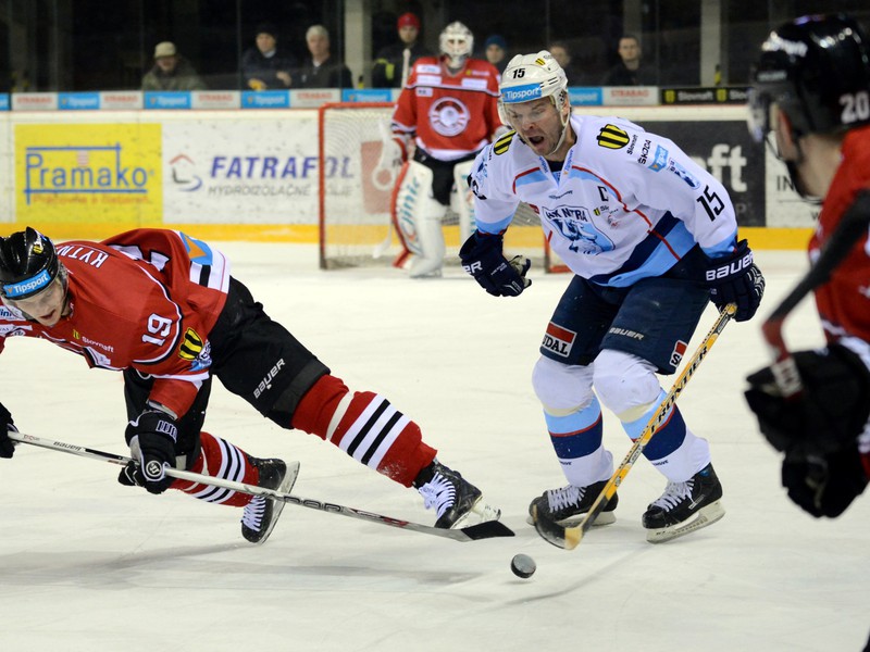 Zľava: Milan Kytnár z HC '05 iClinic Banská Bystrica a Jozef Stümpel z HK Nitra (vpravo)
