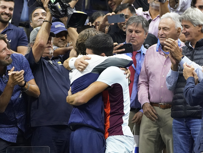 Španielsky tenista Carlos Alcaraz a jeho tréner Juan Carlos Ferrero oslavujú triumf na US Open