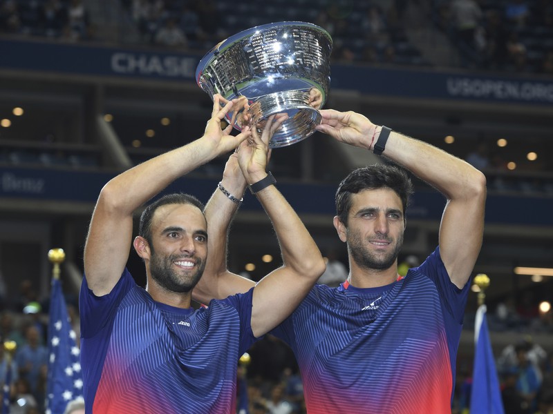Kolumbijskí tenisti Juan Sebastian Cabal a Robert Farah držia na hlavou trofej po triumfe vo finále mužskej štvorhry na US Open