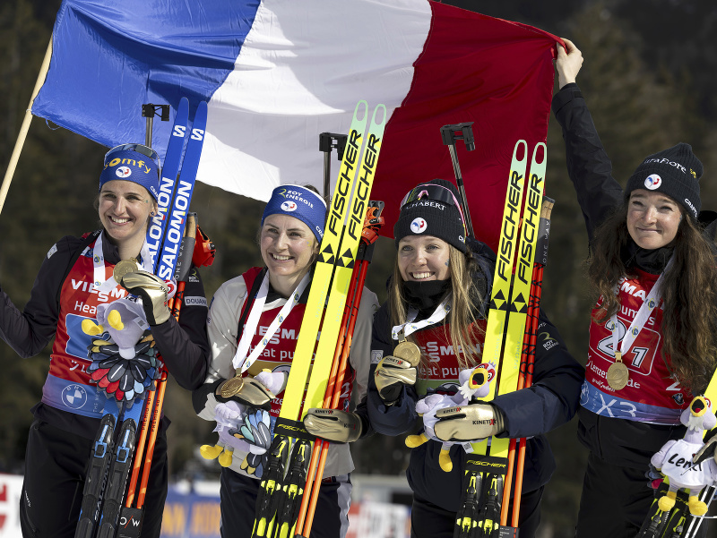  Francúzky Julia Simonová, Justine Braisazová-Bouchetová, Océane Michelonová a Lou Jeanmonnotová sa tešia na pódiu z víťazstva v štafete žien na 4x6 km