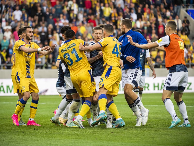 Roztržka medzi hráčmi Slovana (modrý dres) a Dunajskej Stredy (žlté dresy)