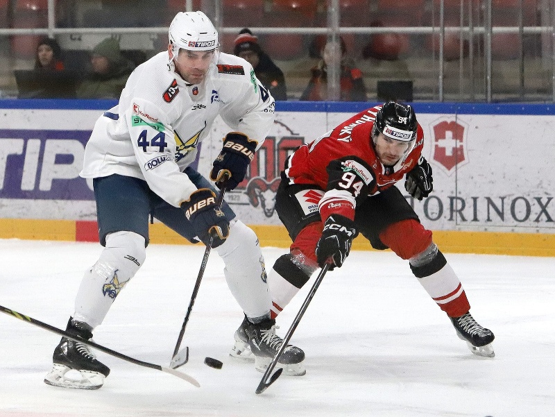 Zľava Juraj Valach (Spišská Nová Ves) a Alex Výhonský (Banská Bystrica) v súboji
