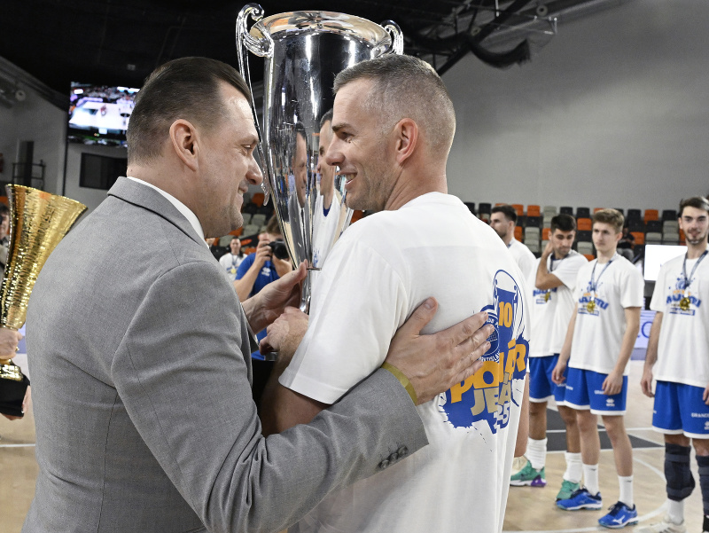 Na snímke kapitán VKP FTVŠ UK Bratislava Juraj Zaťko, ktorému prezident Slovenskej volejbalovej federácie Marek Rojko odovzdáva Pohár pre majstra SR po 5. zápase finále play-off Niké extraligy vo volejbale mužov