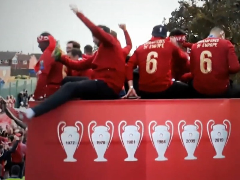 Jürgen Klopp pri oslavách takmer vypadol z autobusu