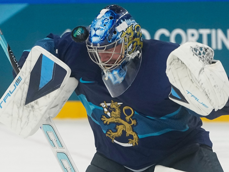 Fínsky brankár Juuse Saros počas ZOH 2026