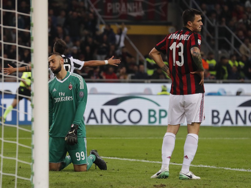 Gonzalo Higuaín oslavuje gól, sklamaný Gianluigi Donnarumma a Alessio Romagnoli