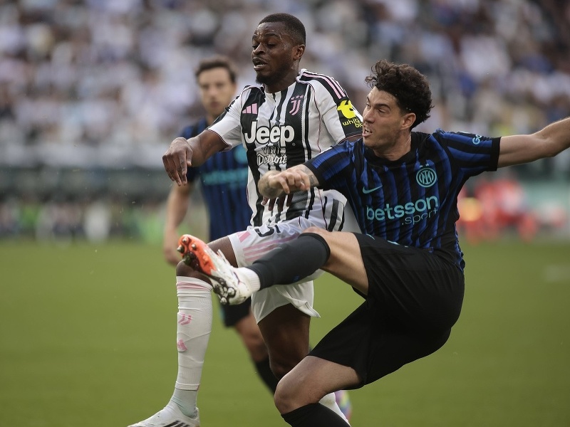 Alessandro Bastoni a Perre Kalulu v súboji Juventusu s Interom