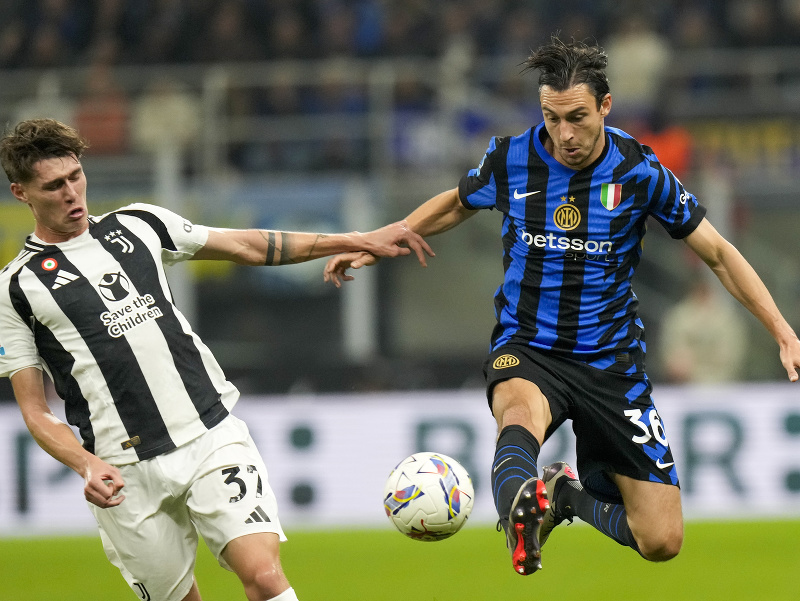 Nicolo Savona a Matteo Darmian v súboji o loptu