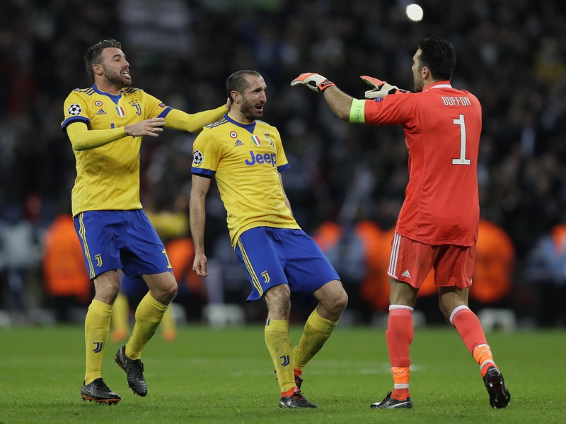 Hráči Juventusu zľava Andrea Barzagli, Giorgio Chiellini a Gianluigi Buffon oslavujú víťazstvo