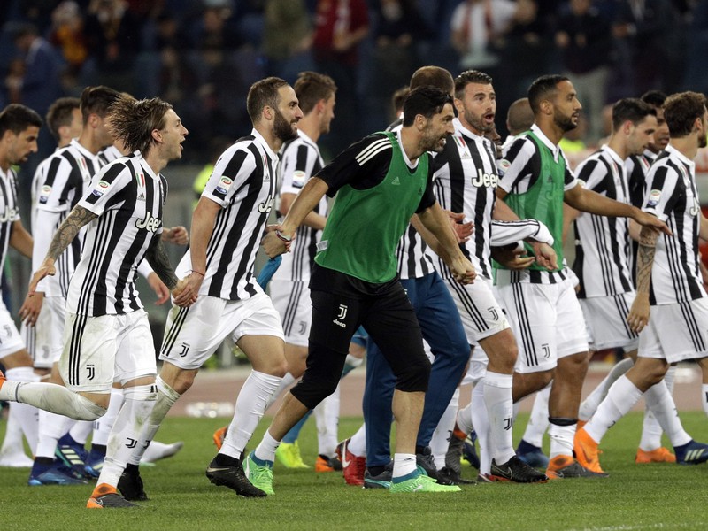 Futbalisti Juventusu Turín oslavujú zisk majstrovského titulu