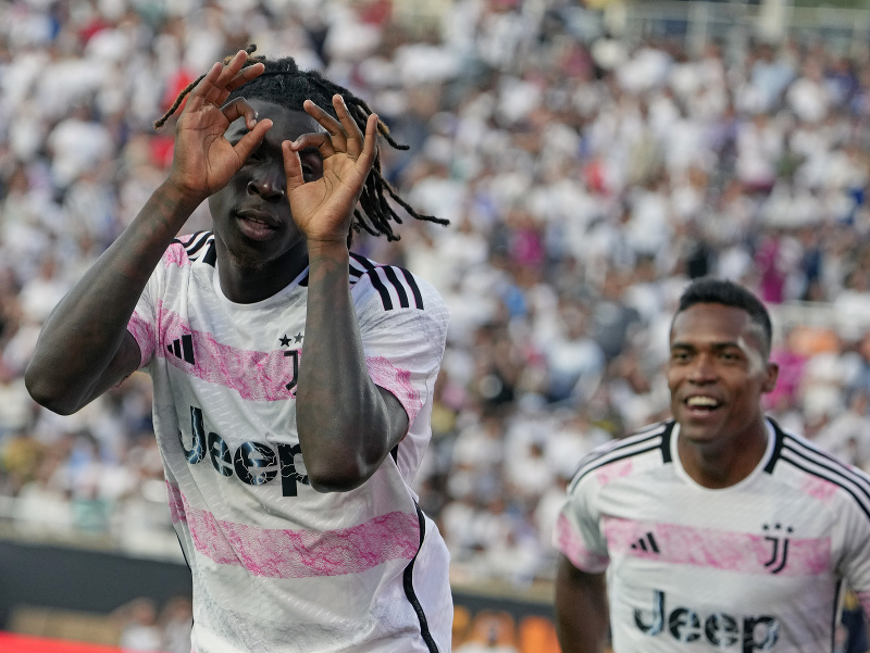 Útočník Juventusu Moise Kean sa raduje z gólu