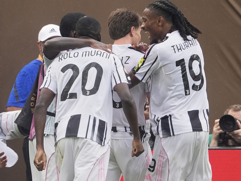 Hráči Juventusu Turín oslavujú gól