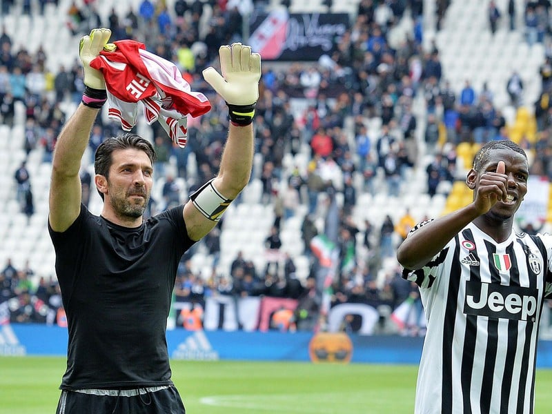 Gigi Buffon a Paul Pogba oslavujú triumf Juventusu