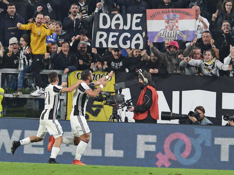 Paulo Dybala a Medhi Benatia oslavujú gól