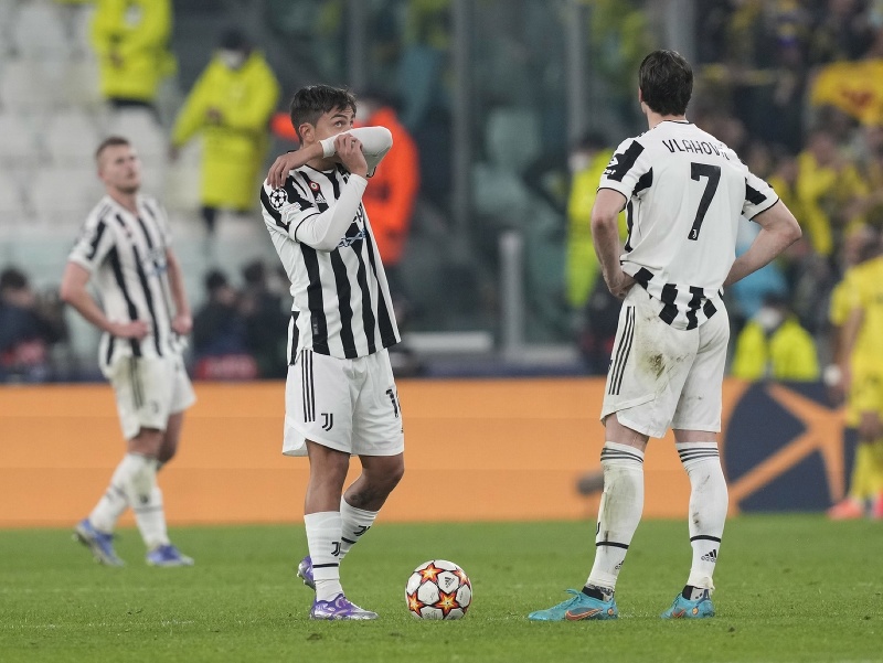 Futbalisti Juventusu Paulo Dybala (vľavo) a Dušan Vlahovič stoja na stredovej čiare po inkasovanom góle