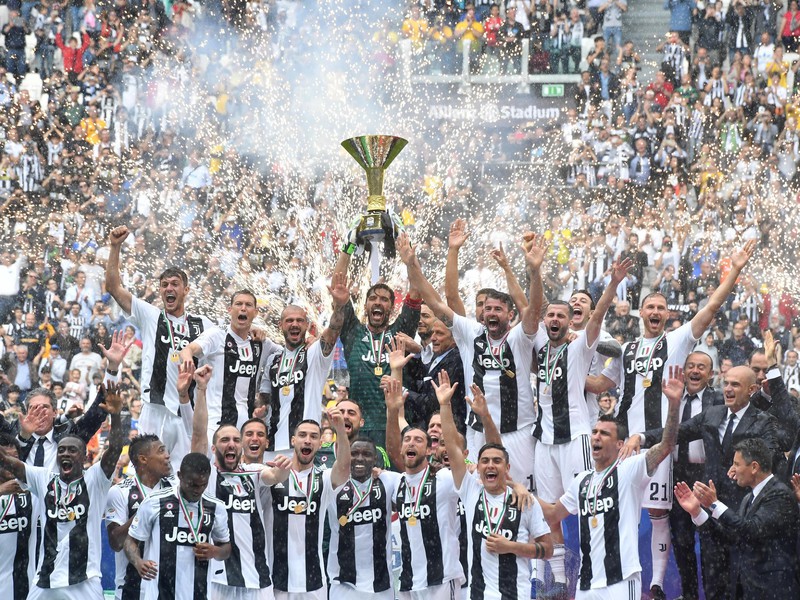 Legendárny Gianluigi Buffon s majstrovskou trofejou oslavuje triumf Juventusu