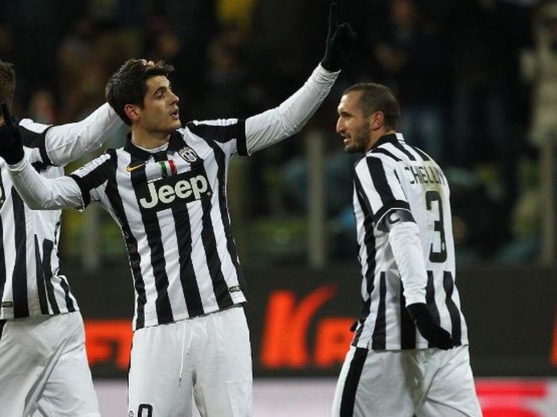 Álvaro Morata so spoluhráčmi oslavuje víťazný gól Juventusu