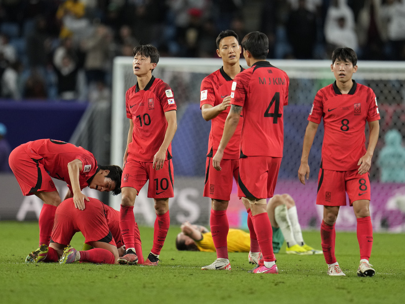 Juhokórejskí hráči oslavujú po ich víťazstve nad Austráliou vo futbalovom zápase štvrťfinále Ázijského pohára Austrália - Južná Kórea