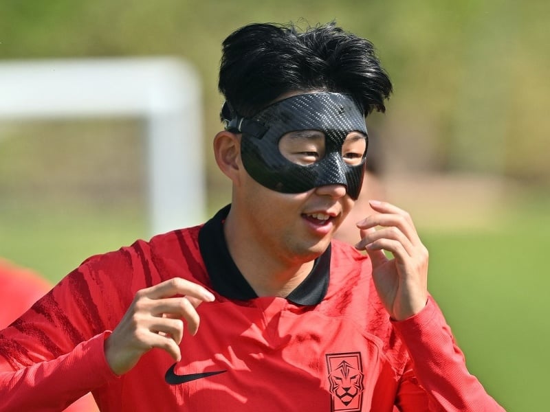 Son Heung-Min s čiernou maskou 