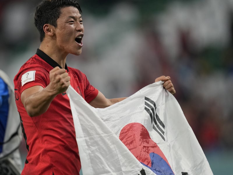 Juhokórejský hráč Hwang Hee-chan oslavuje víťazstvo 2:1 nad Portugalskom