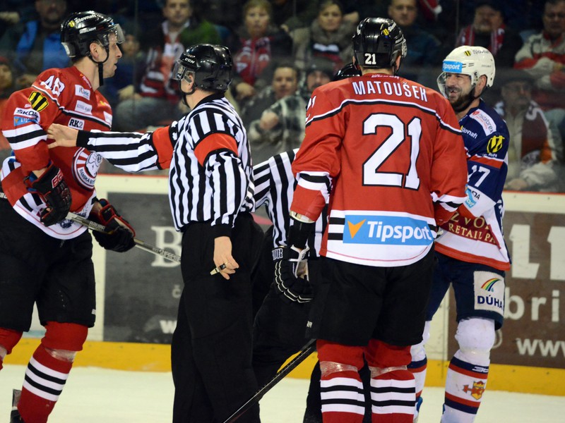 Ivan Ďatelinka (vľavo) a Tomáš Matoušek (v strede), obaja z HC '05 iClinic Banská Bystrica v šarvátke s Kamilom Brabencom z HKM Zvolen (vpravo)