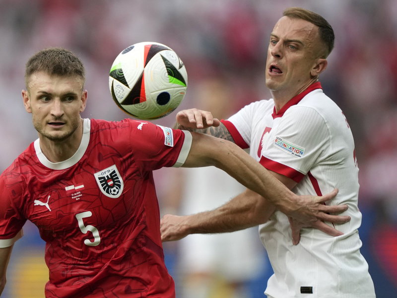 Stefan Posch (vľavo) v súboji s Kamilom Grosickim
