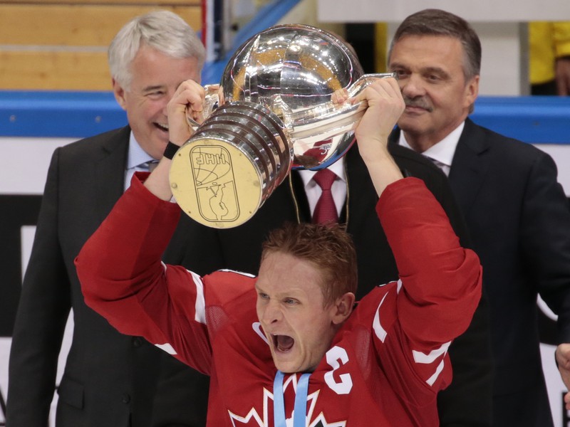 Corey Perry zdvihol majstrovskú trofej