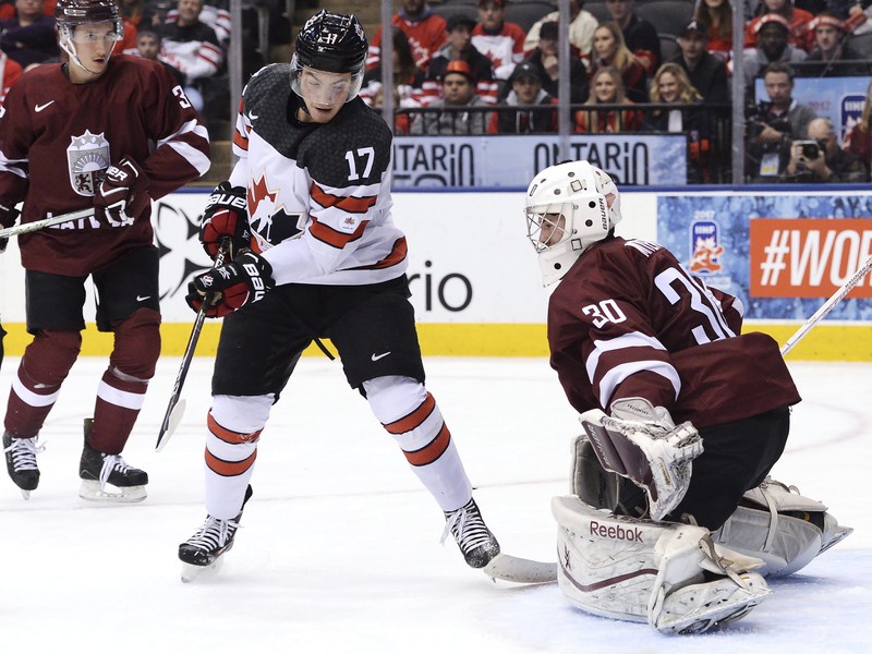 Pierre-Luc Dubois prekonáva Mareksa Mitensa