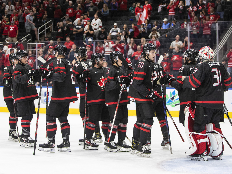 Hokejisti Kanady oslavujú postup do semifinále MS do 20 rokov