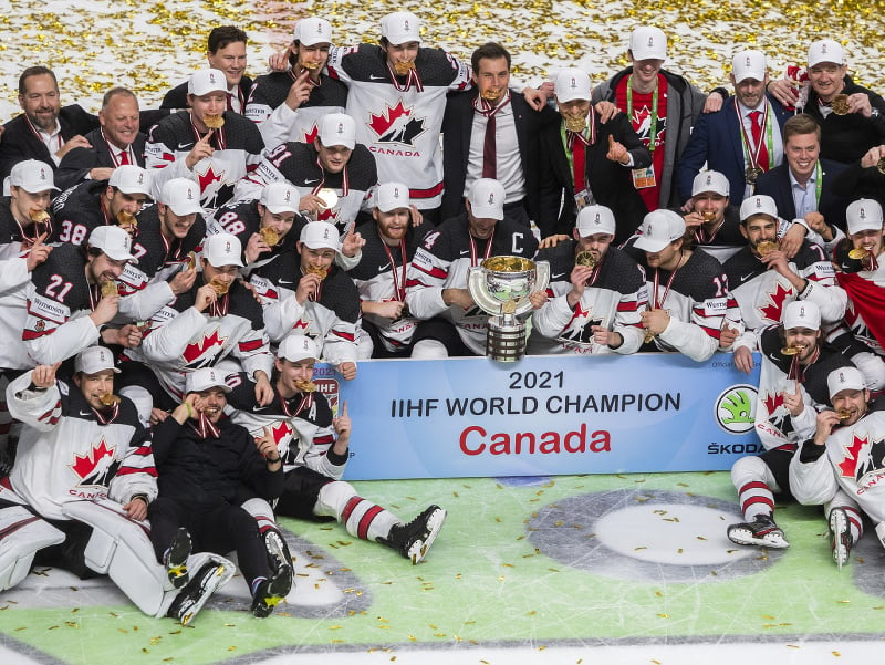 Tím Kanady oslavuje s trofejou po zisku zlata vo finálovom zápase MS 2021 v hokeji