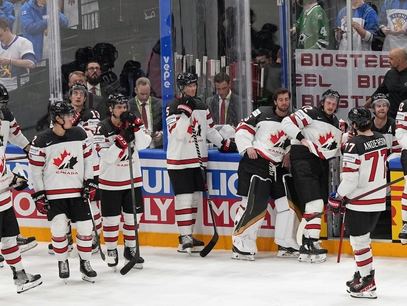 Na snímke hráči Kanady smutne sledujú oslavy hokejistov Fínska