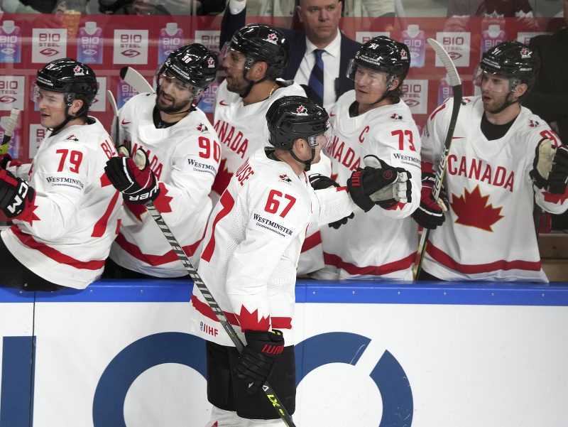 Kanadský hokejista Lawson Crouse sa teší so spoluhráčmi po strelení gólu
