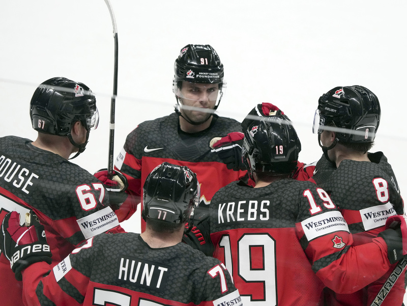 Kanadskí hokejoví reprezentanti sa tešia z gólu do siete Česka