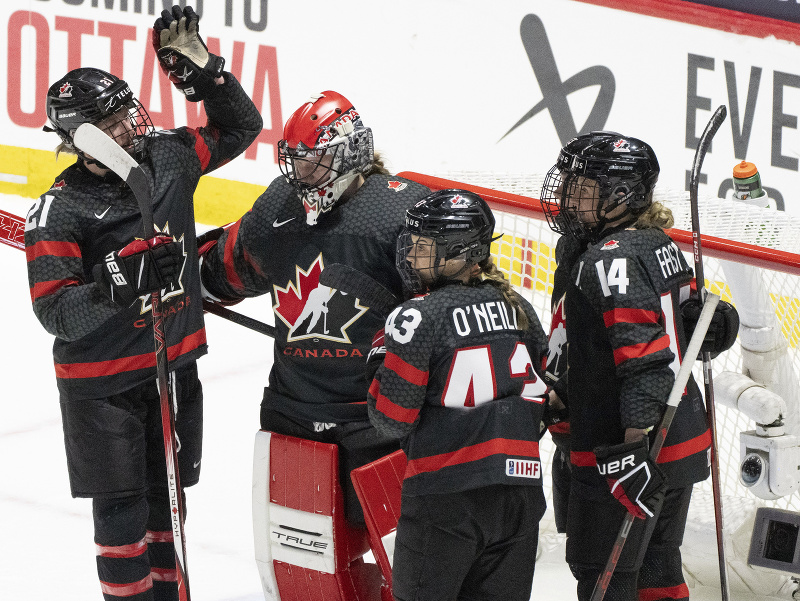 Víťazná radosť hráčok Kanady na MS v hokeji žien