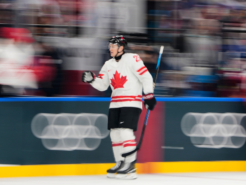 Kanadský hokejista Nathan MacKinnon sa teší z gólu 