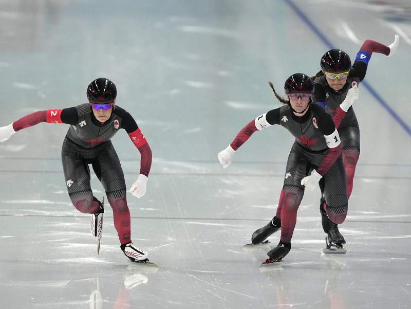 Rýchlokorčuliarky Kanady získali na ZOH v Pekingu zlaté medaily v utorkovej tímovej stíhačke